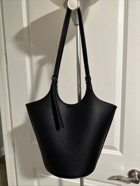 Classic Black Women’s Bucket Style Handbag aka ‘A Purse in A Purse’ EUC